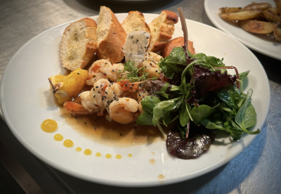 Knuspriges Hähnchen, Wildsalat, Reisbandnudeln